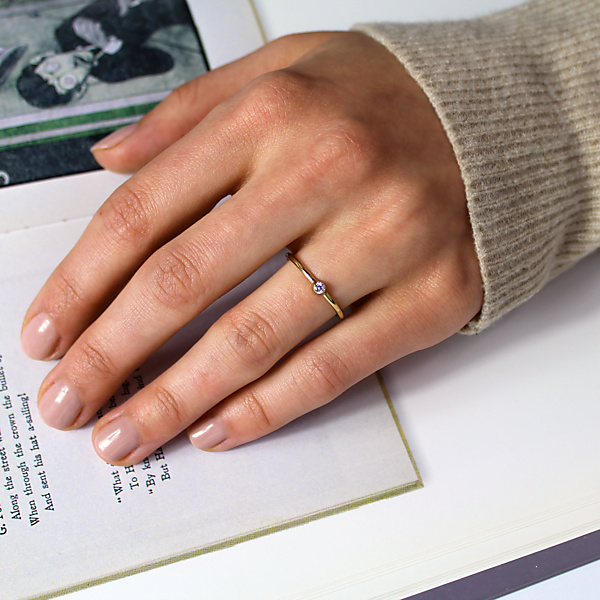 Złoty pierścionek zaręczynowy radość