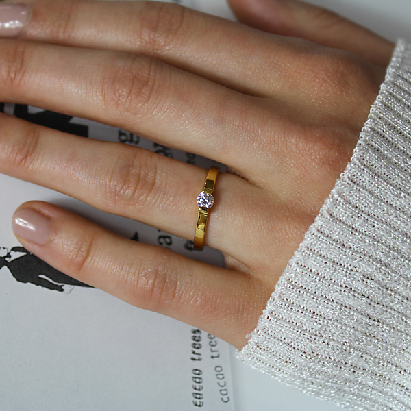 Złoty pierścionek zaręczynowy podziw