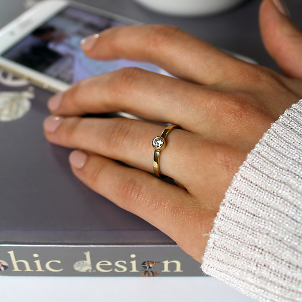 Złoty pierścionek zaręczynowy zaufanie