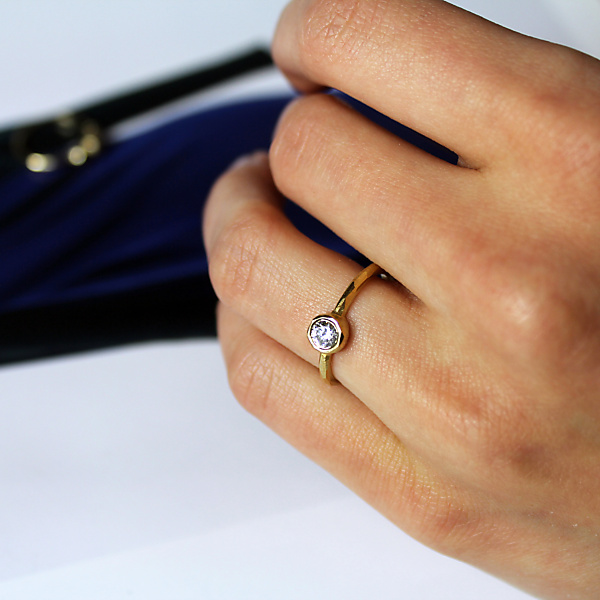 Złoty pierścionek zaręczynowy wiara