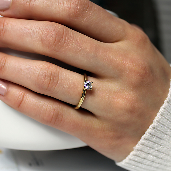 Złoty pierścionek zaręczynowy rozkosz