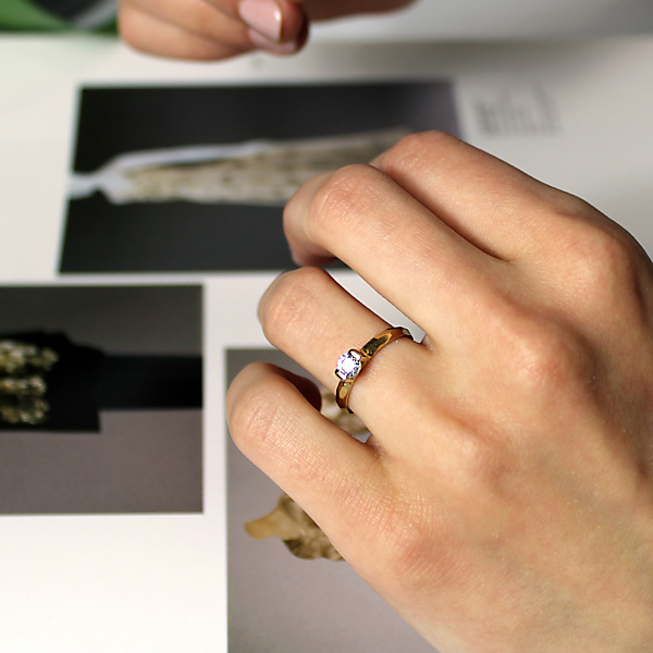 Złoty pierścionek zaręczynowy szczerość