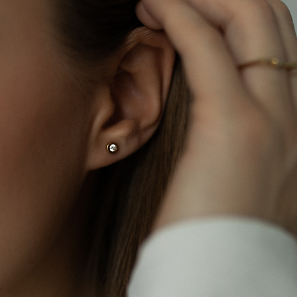 Złote kolczyki z brylantami 0.06 ct Infinity 01