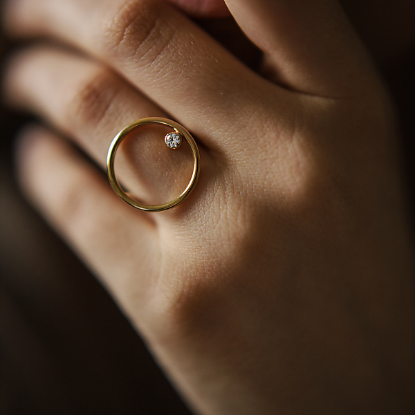 Złoty pierścionek z brylantem 0.11 ct Infinity 07