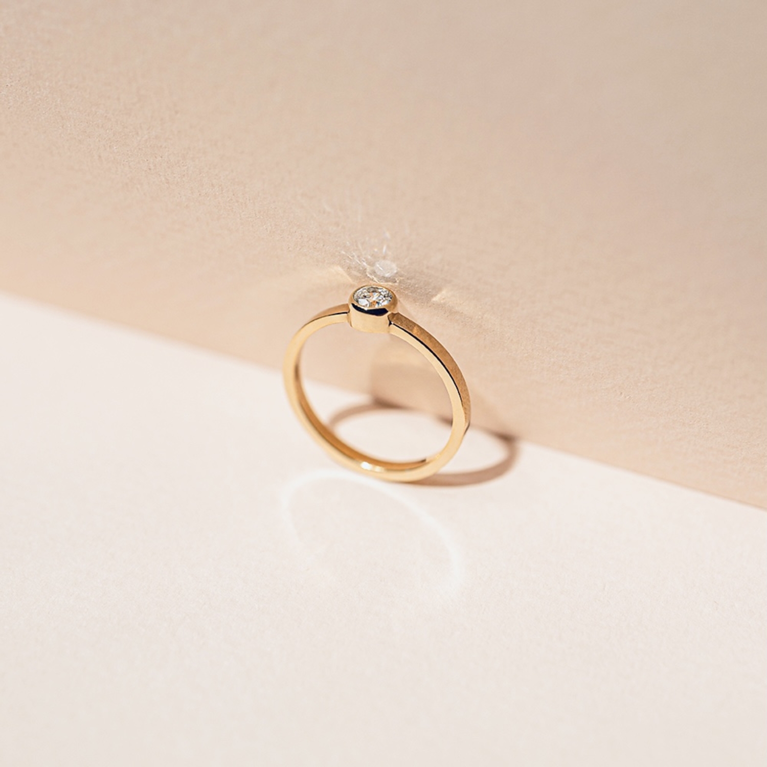 Złoty pierścionek zaręczynowy zaufanie