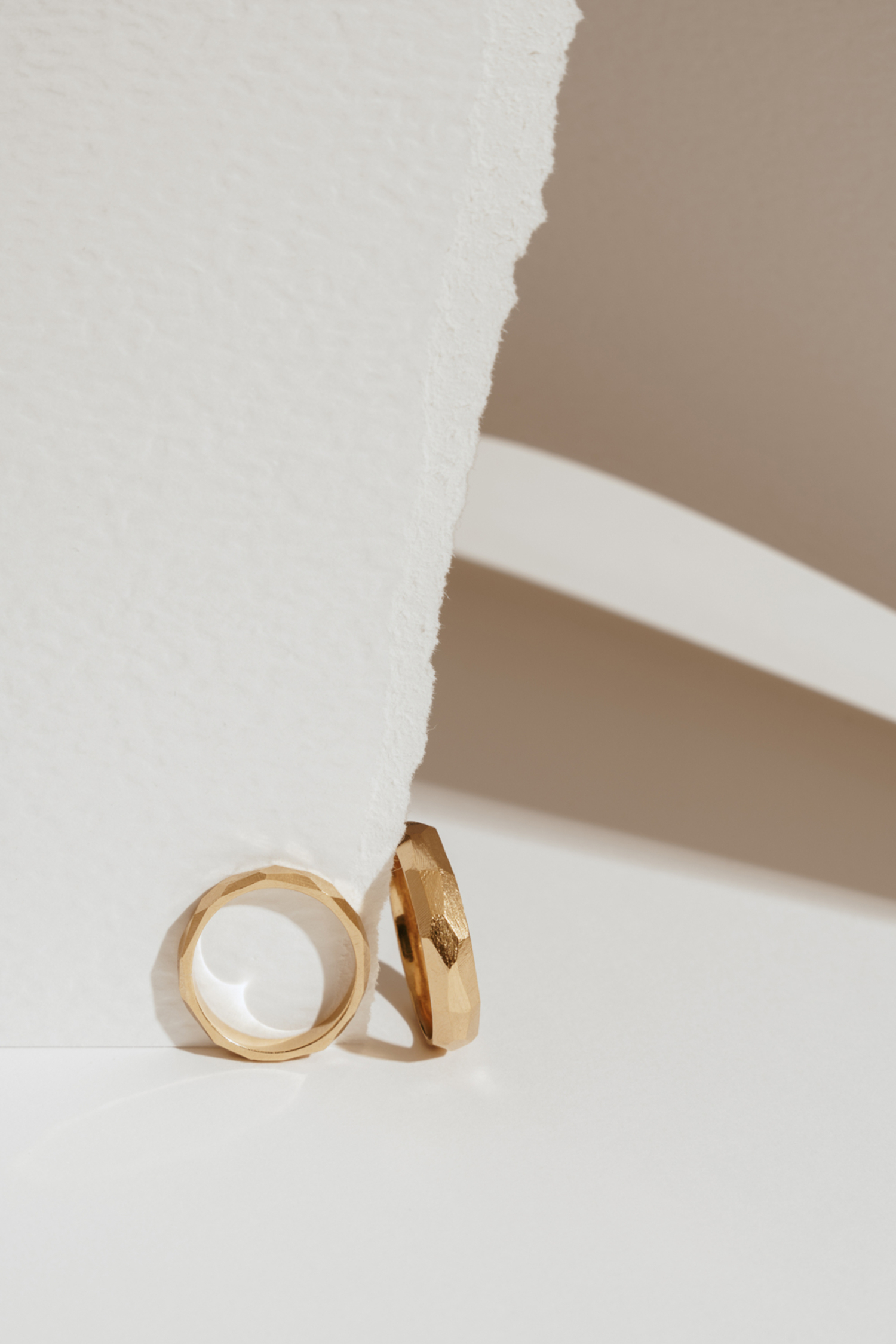 Gold faceted wedding bands dodatkowe zdjęcie 2