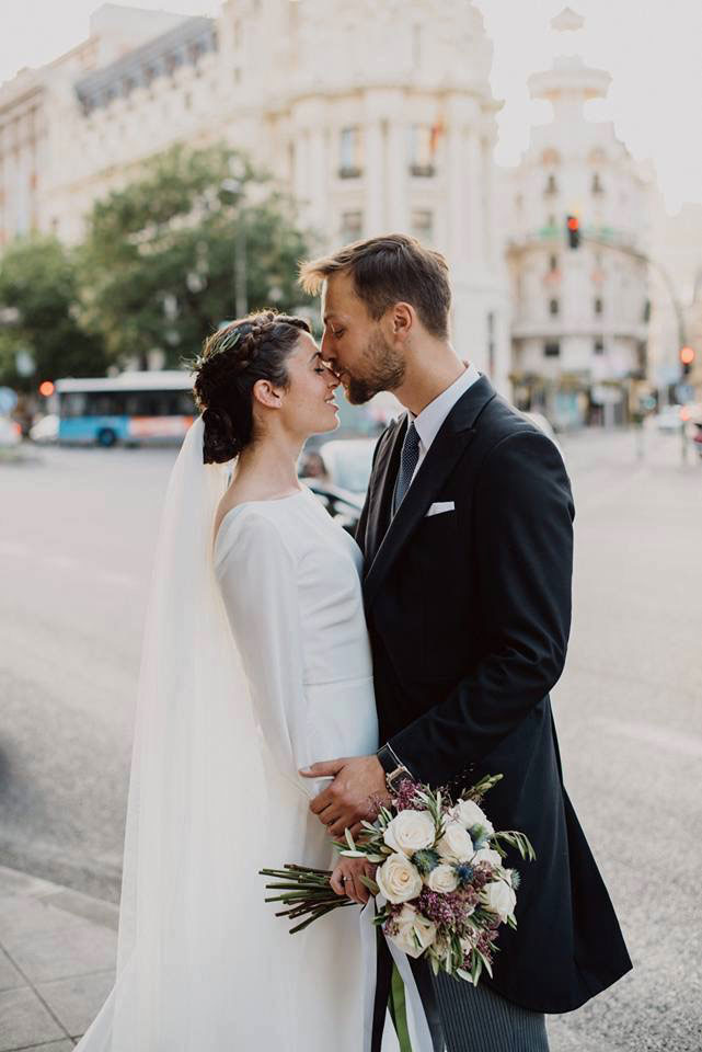 Autorskie obrączki ślubne para w sesji ślubnej