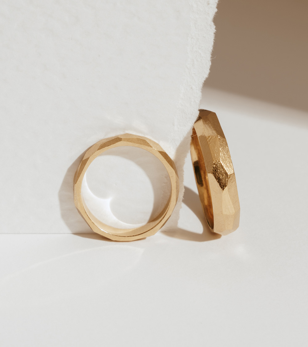 Złote obrączki ślubne fasetowane